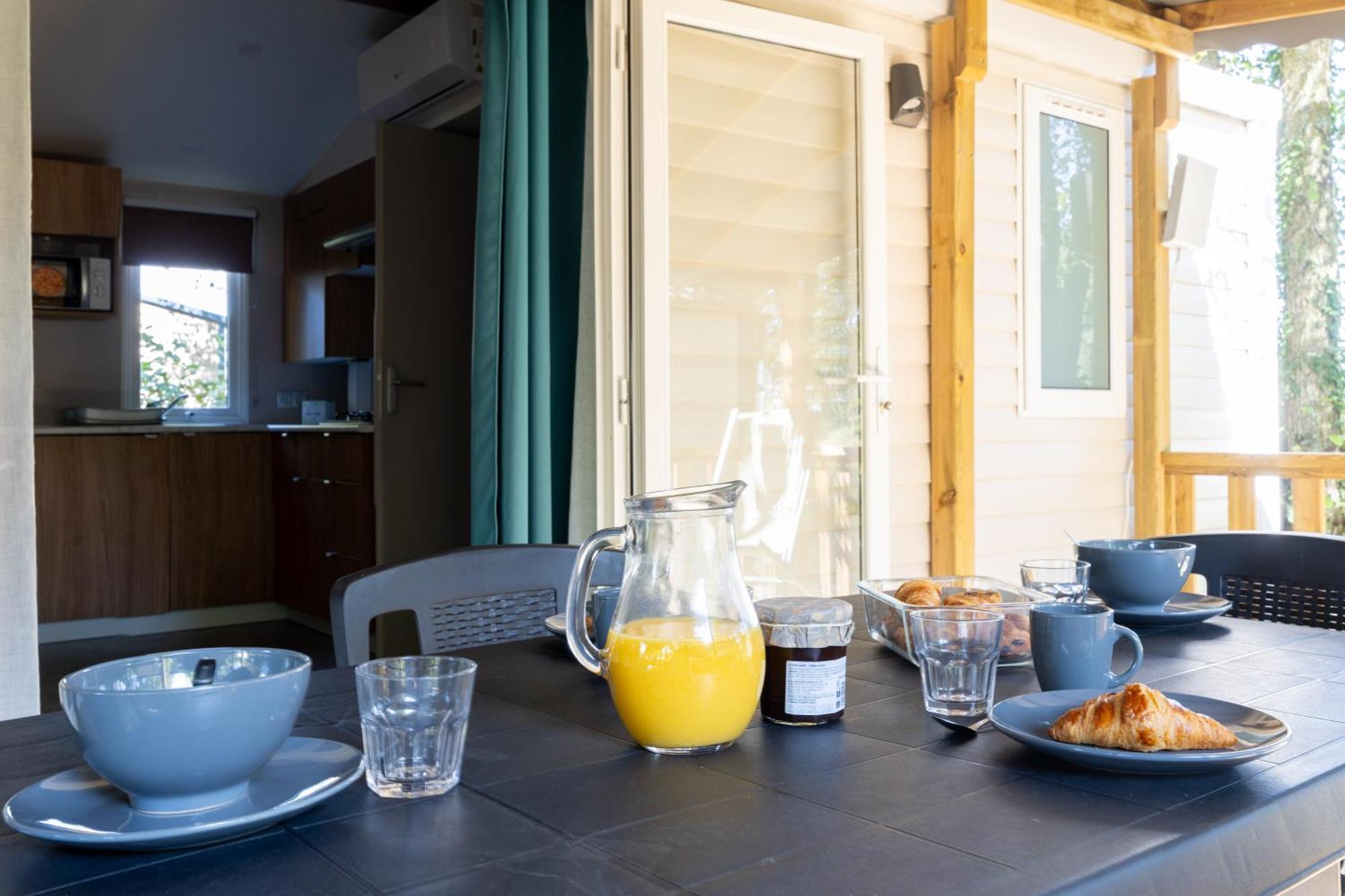 Hotel L'Oasis Des Dombes Ambérieux-en-Dombes Habitación foto